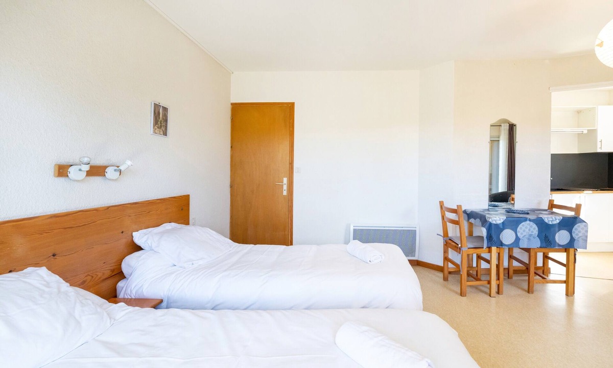 Barbotan-les-Thermes Apartment | Cozy Studio with Private Terrace, Air Conditioning & Pool Table – Cazaubon