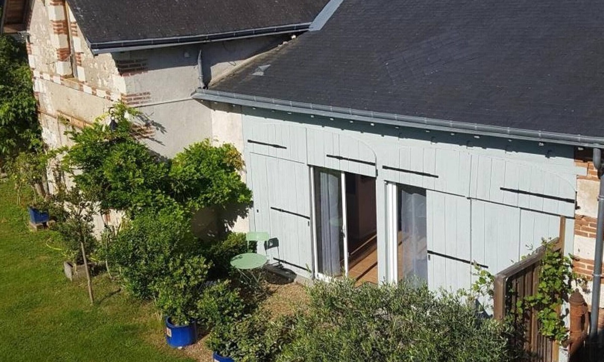 Pontlevoy Apartment | Cozy studio with shared garden and parking, ideal for couples facing Pontlevoy Abbey