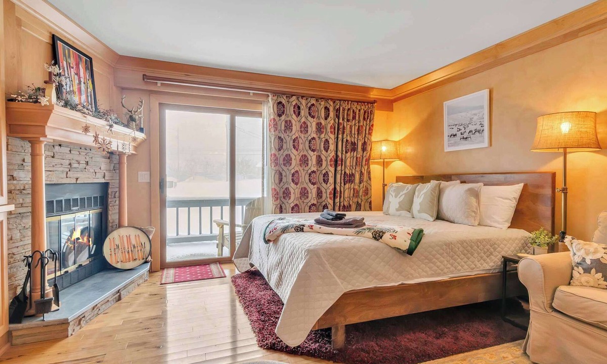 Ellicottville Apartment | Cozy Studio with Fireplace, King Bed, A/C