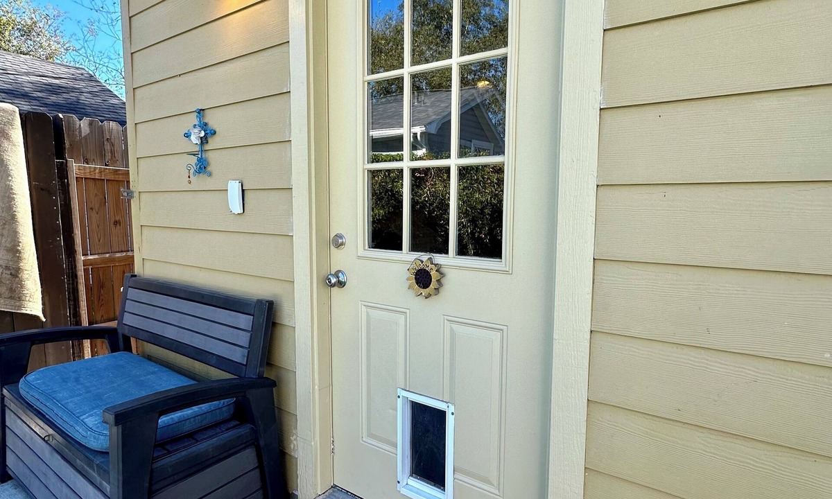 Hallettsville Apartment | Cozy studio with private garage parking in Hallettsville
