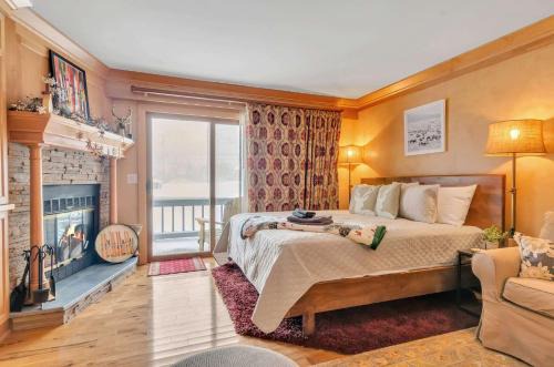 Ellicottville House | Cozy Studio Wood Fireplace