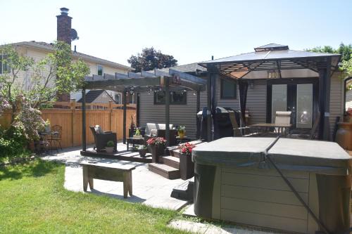 Grimsby Apartment | Cozy Suite with HOT TUB & Highspeed Internet