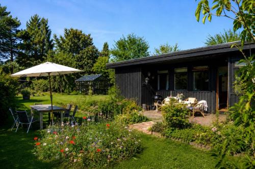 Vejby House | Cozy summer cottage with orangery close to Heatherhill and Beach