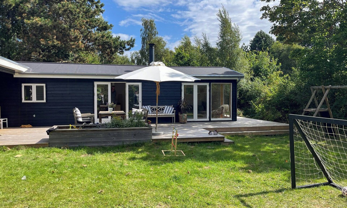 Yderby House | Cozy summer house with wild garden near the beach