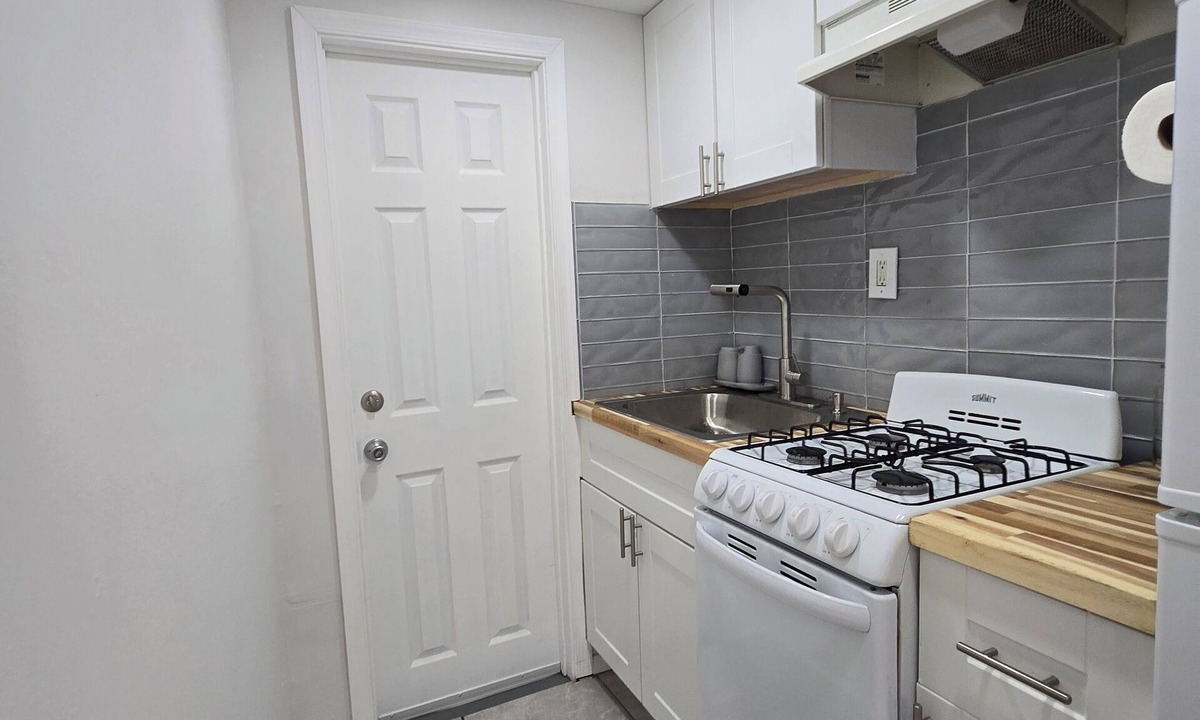 Olney-Oak Lane Apartment | Cozy Sunny Studio near Einstein Hospital with Quick Access to Transit