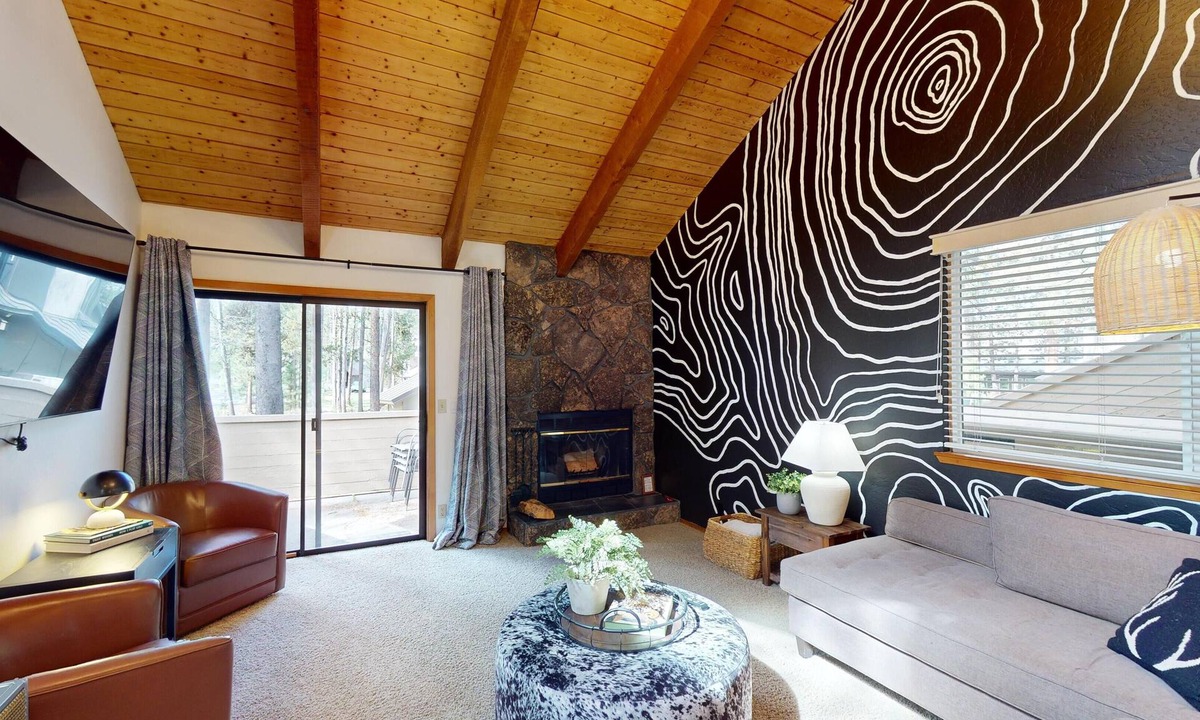 Tennis Village Condo | Cozy Sunriver Condo with A/C, Fireplace & BBQ