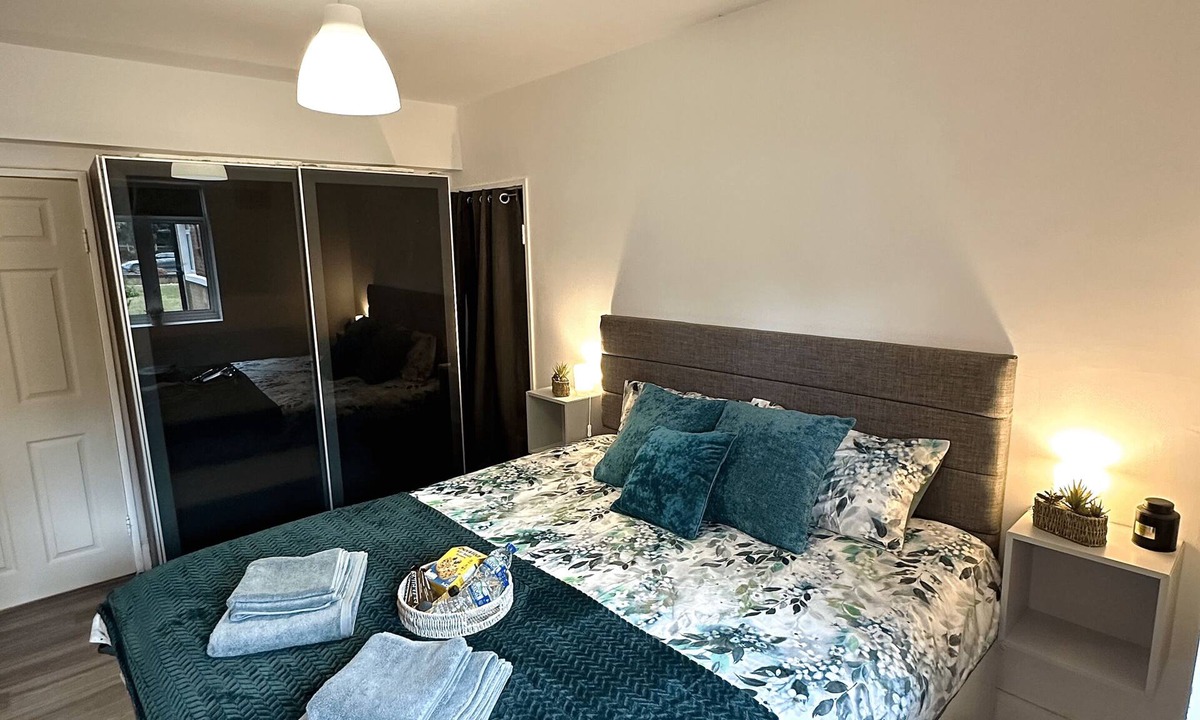 Ladywell Apartment | Cozy Super King-Size Bedroom