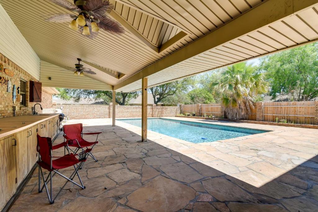 Texas City Apartment | Cozy Texas City Guest House - 5 Mi to Beach!
