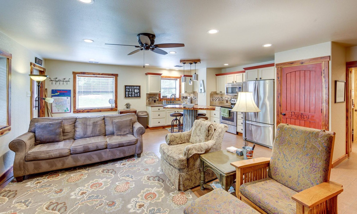 Smith County Cabin | Cozy Texas Retreat w/ Patio, Fire Pit & Grill!