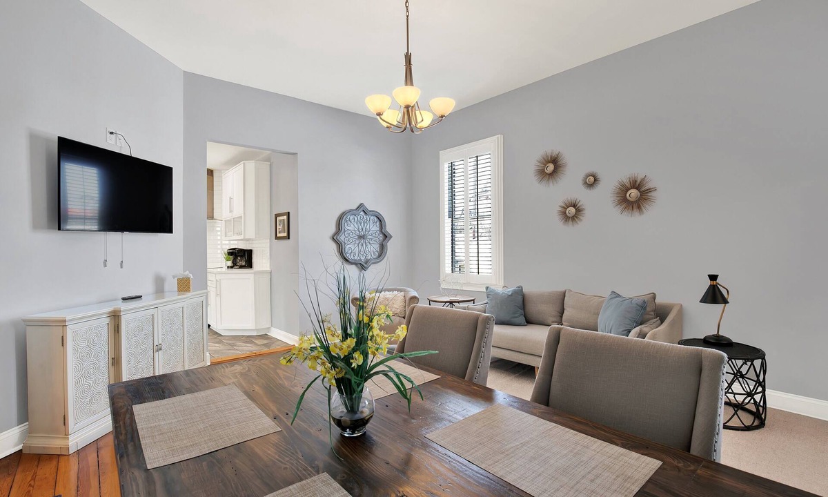 Metropolitan Apartment | Cozy Three-Bed Apartment Steps to Thomas Square