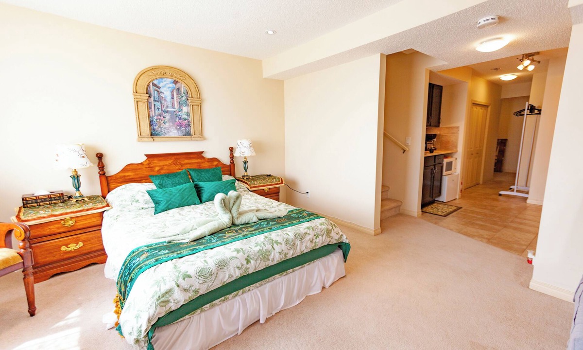 Cochrane House | Cozy tidy private | Sunset Garden