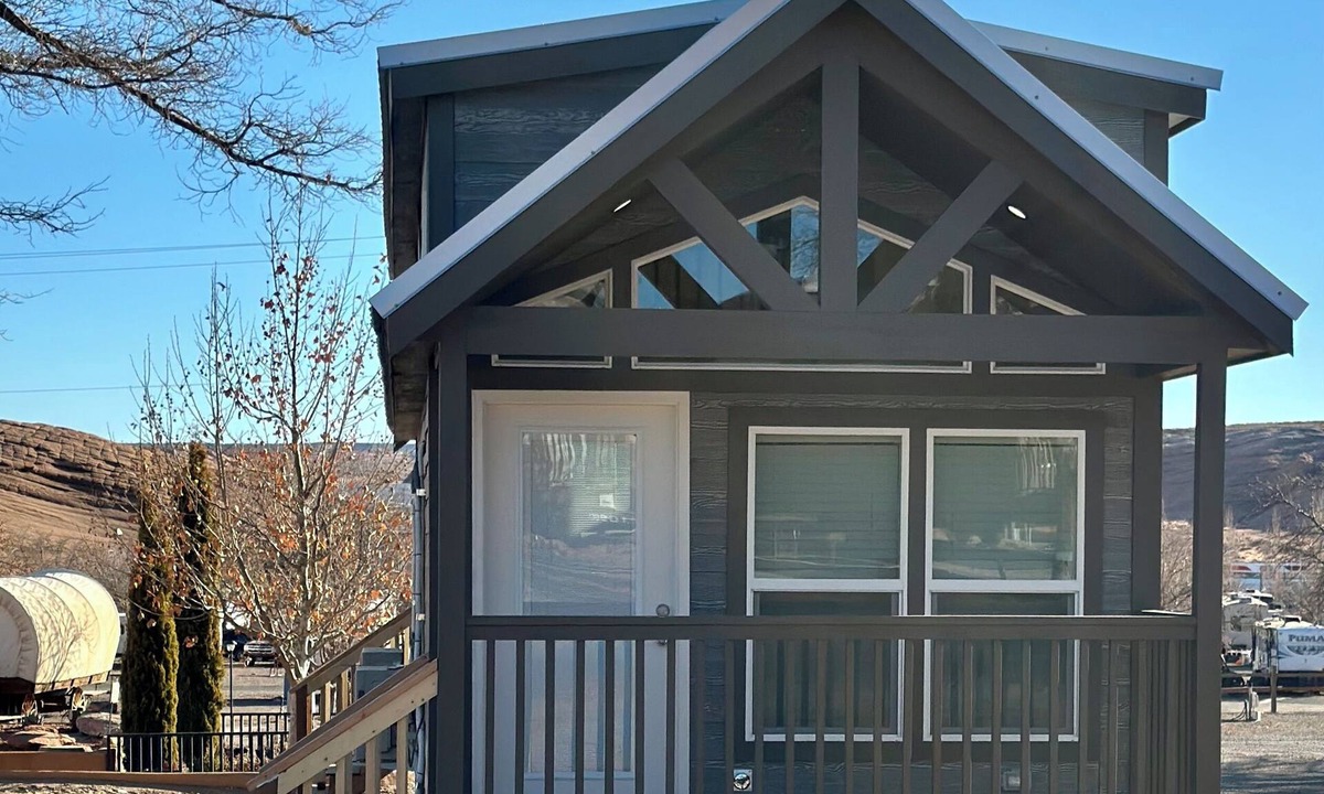 Page Cabin | Cozy Tiny Home King Room #24A