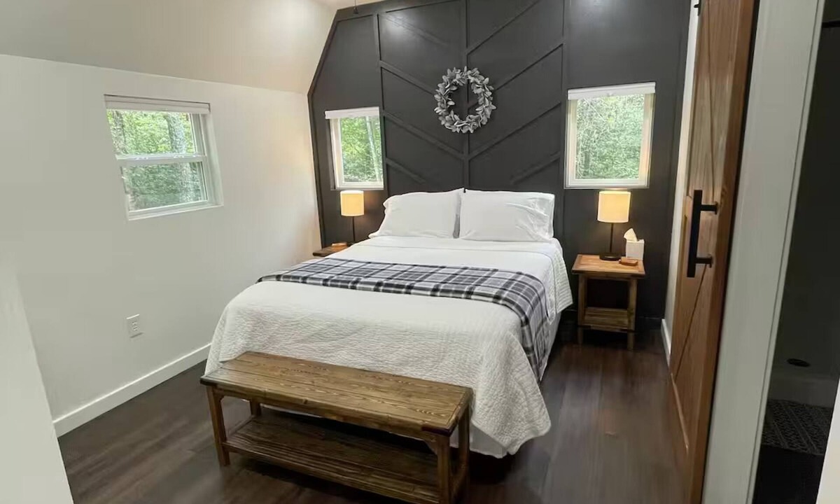 Taylorsville Cottage | Cozy Tiny Home tucked in the woods w/firepitnn