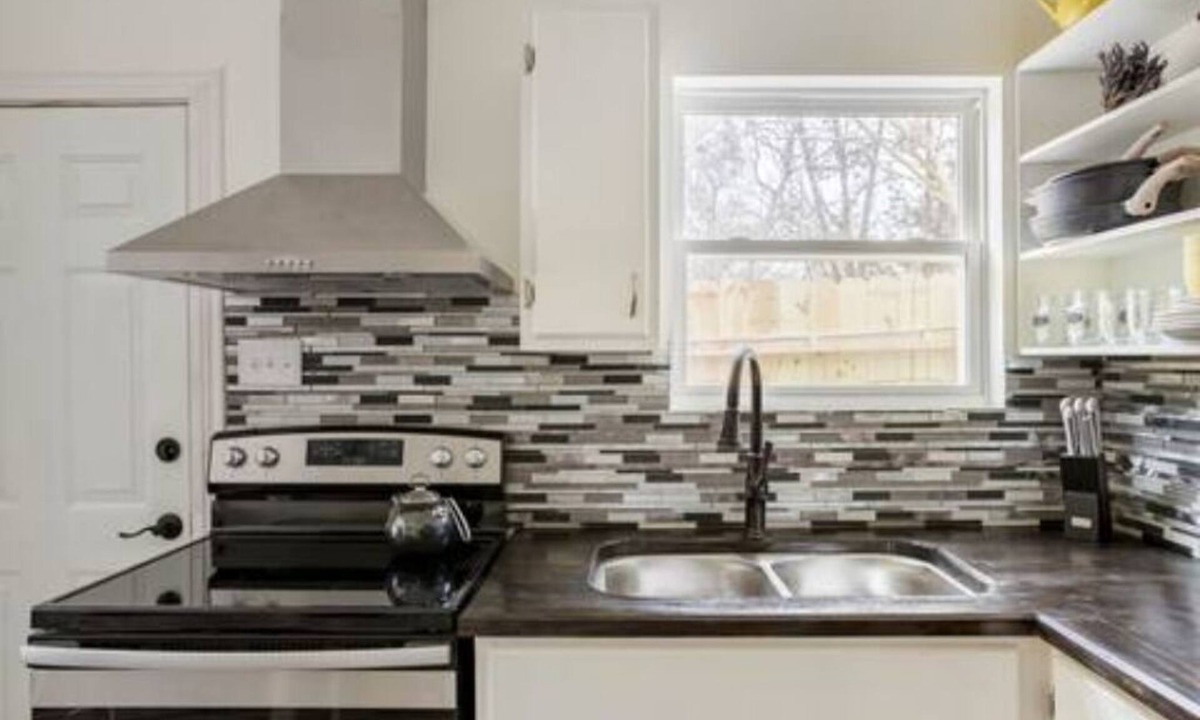 Spring Branch Cottage | Cozy Tiny House with Hot Tub Near Canyon Lake / Romantic Couples Getaway