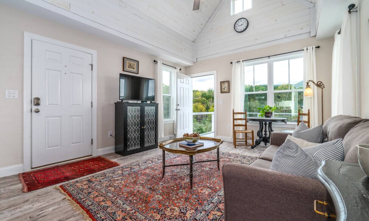 Lexington Cottage | Cozy Tiny House with Mountain Views, Firepit, Deck & Clawfoot Tub