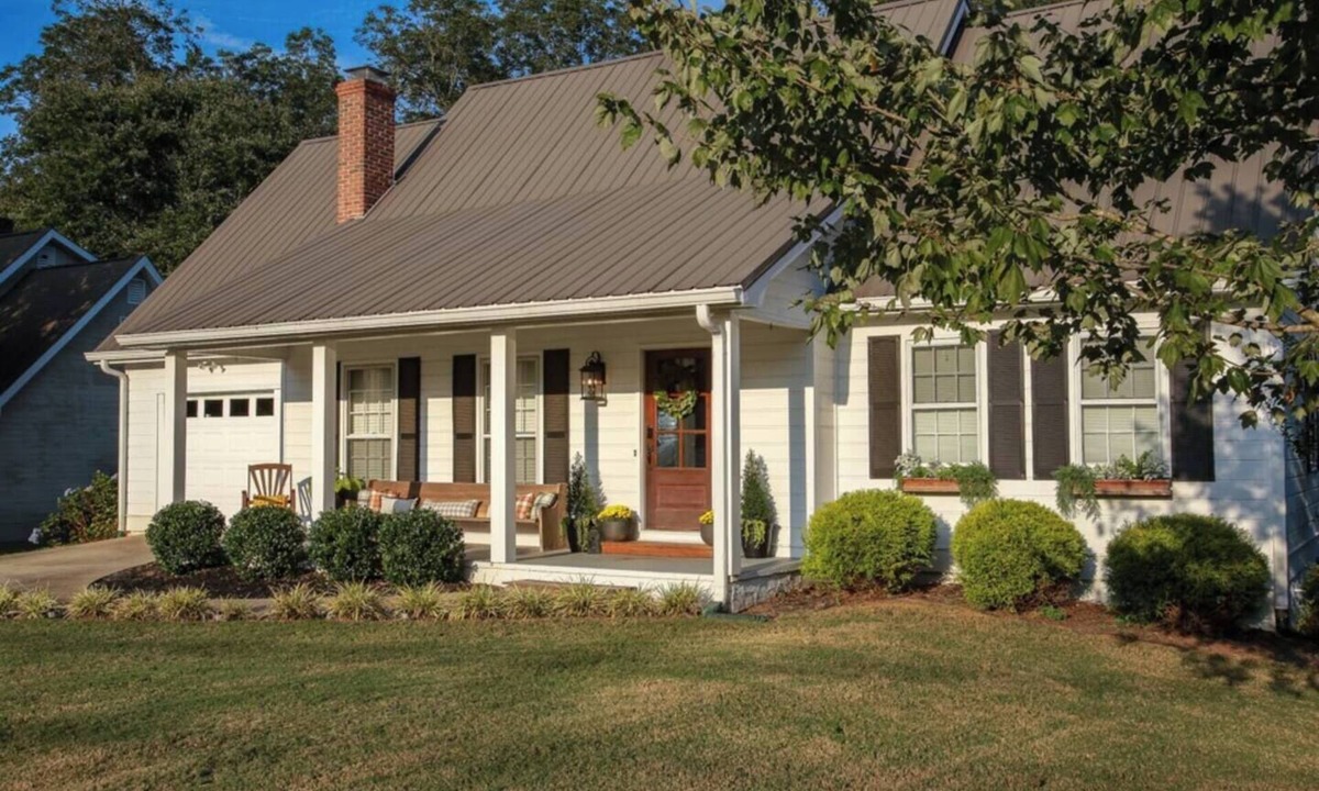 Carrollton Apartment | Cozy Top Floor! 2-King bed suite with kitchenette!