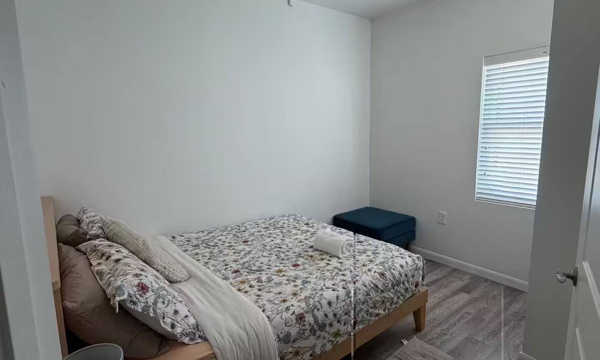 West Campus Apartment | Cozy Top Floor 3 BR Apartment - Small Groups Haven