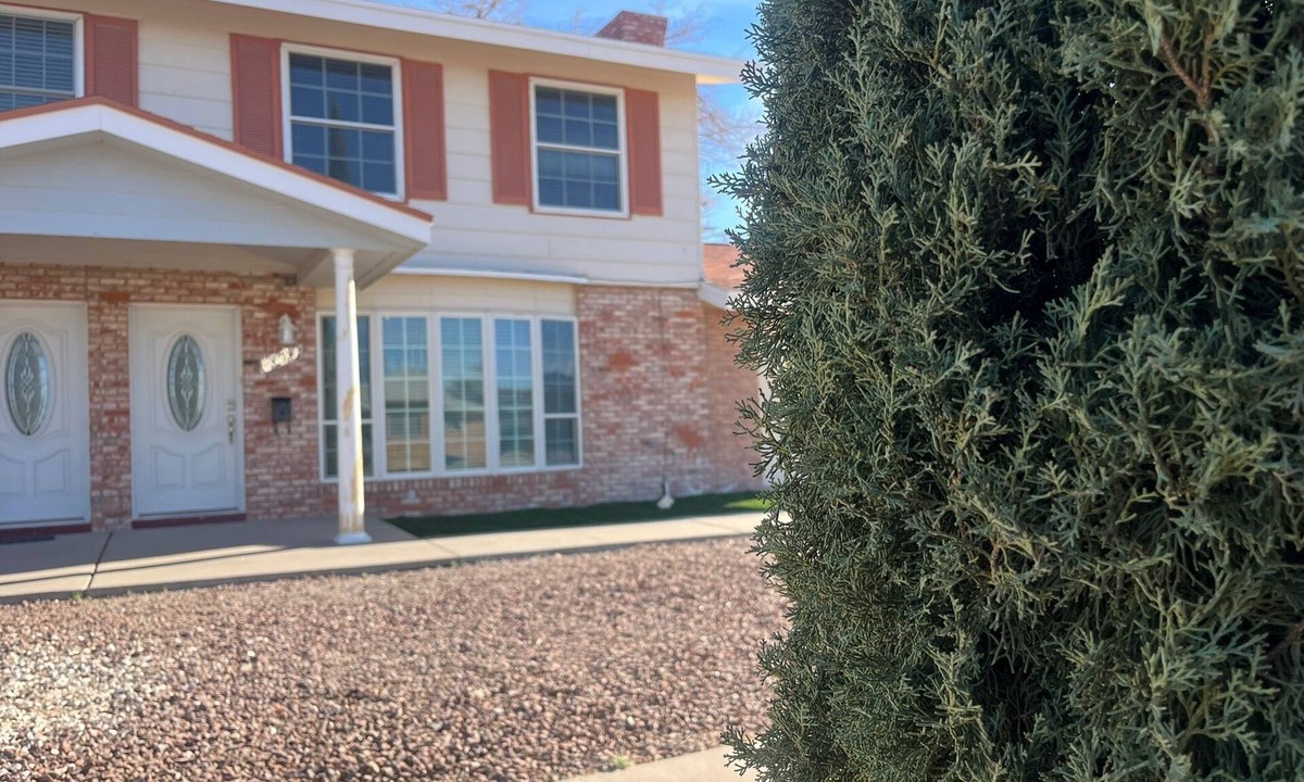 Biggs Field House | Cozy Townhome, 5 Min to Airport.