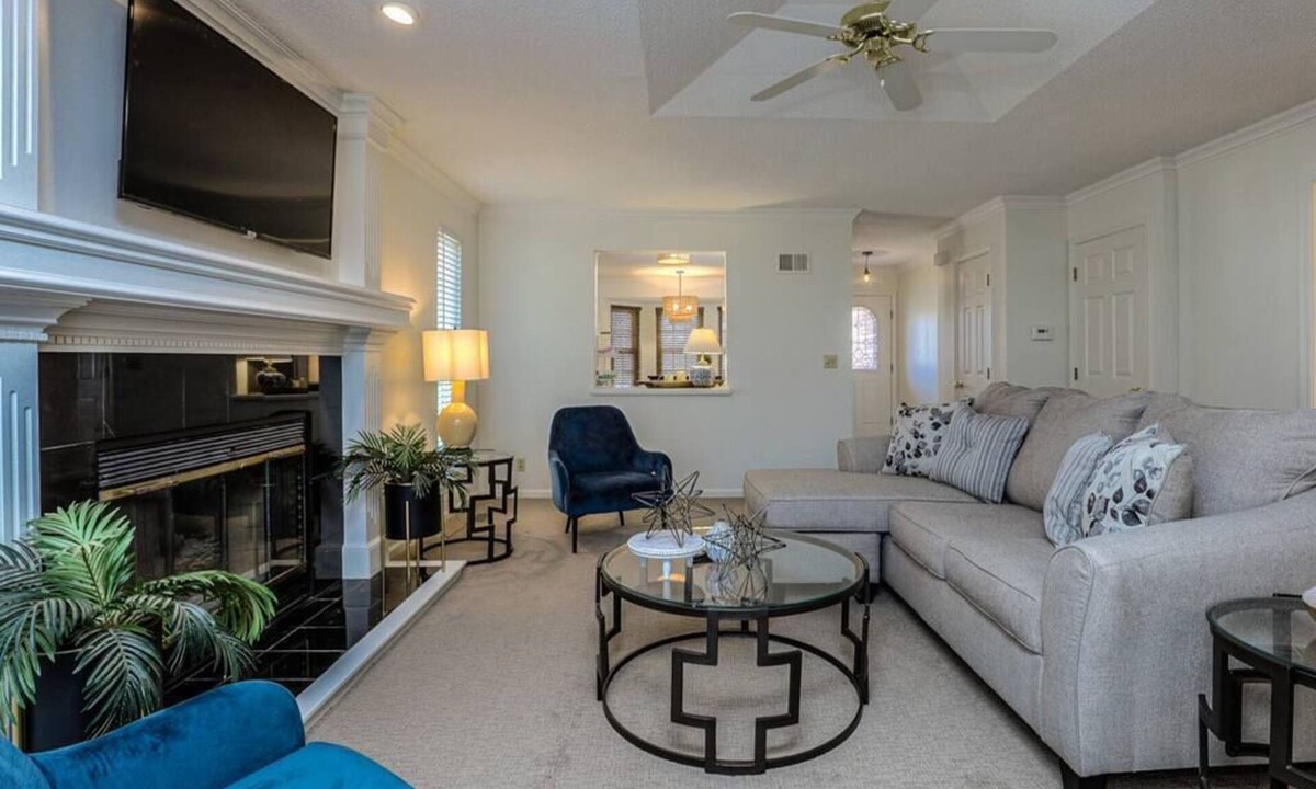 Lenexa House | Cozy TownHome Mins to Attractions near OPR Med