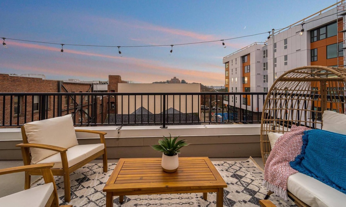 Squire Park House | Cozy townhome w/rooftop deck