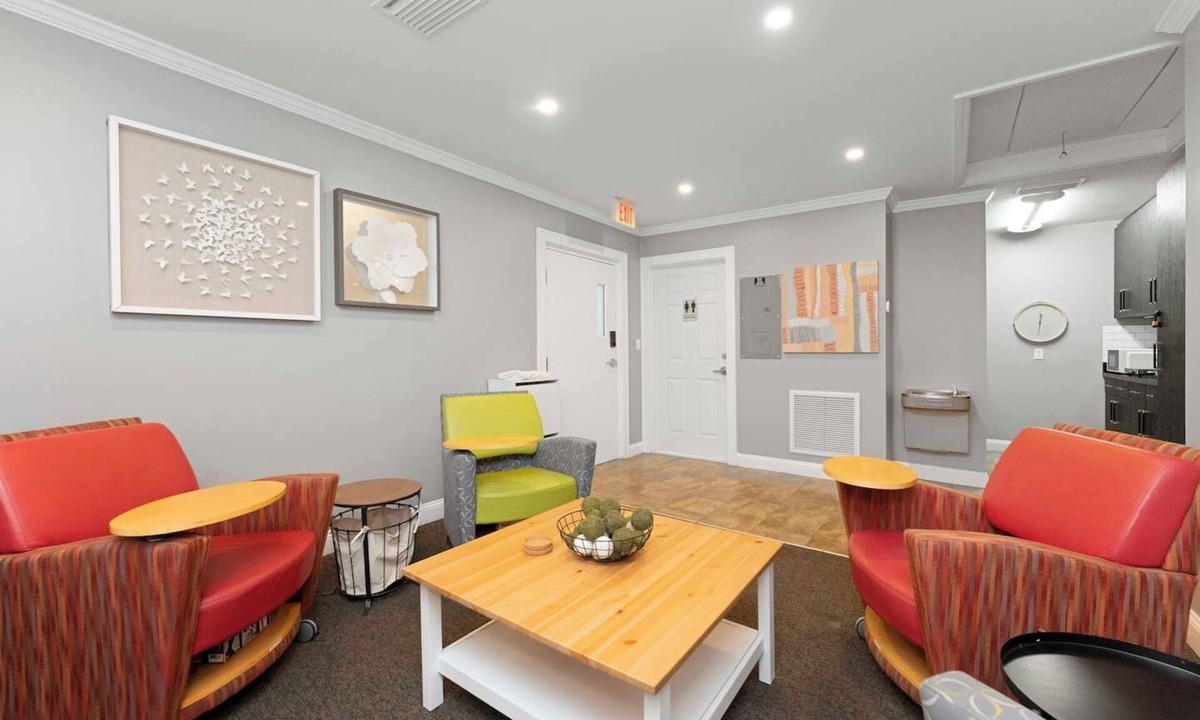 Jacksonville House | Cozy Townhouse w/EV Charger & Workspace