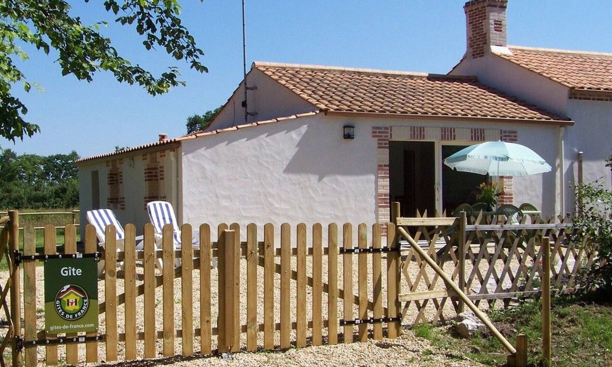 La Garnache Cottage | Cozy Traditional Cottage with Private Garden, Near La Garnache
