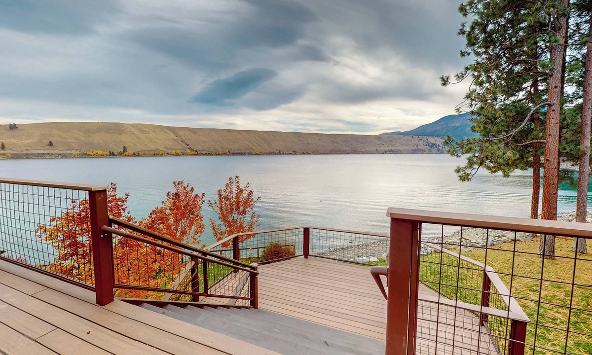 Joseph House | Cozy Tree House Lake Retreat – Warm, Scenic Family Getaway with Peaceful Views, Easy Wallowa Lake Access. 3 Story home!
