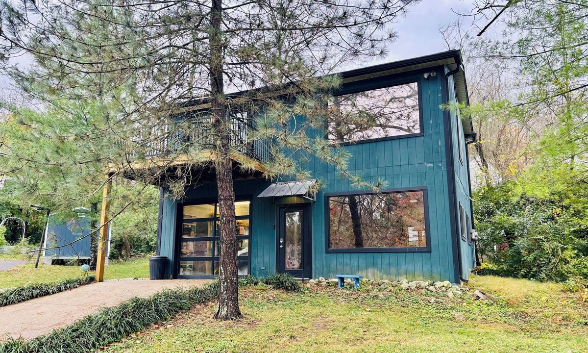 Indian Hills Apartment | Cozy Tree-Lined Carriage Home - Stay in Serenity!