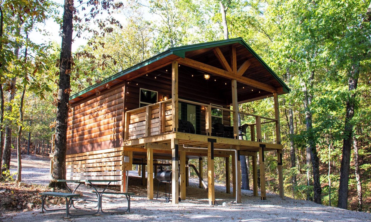 Hot Springs Cabin | Cozy Treehouse For 2 | Outdoor Spa Tub + Fire Pit