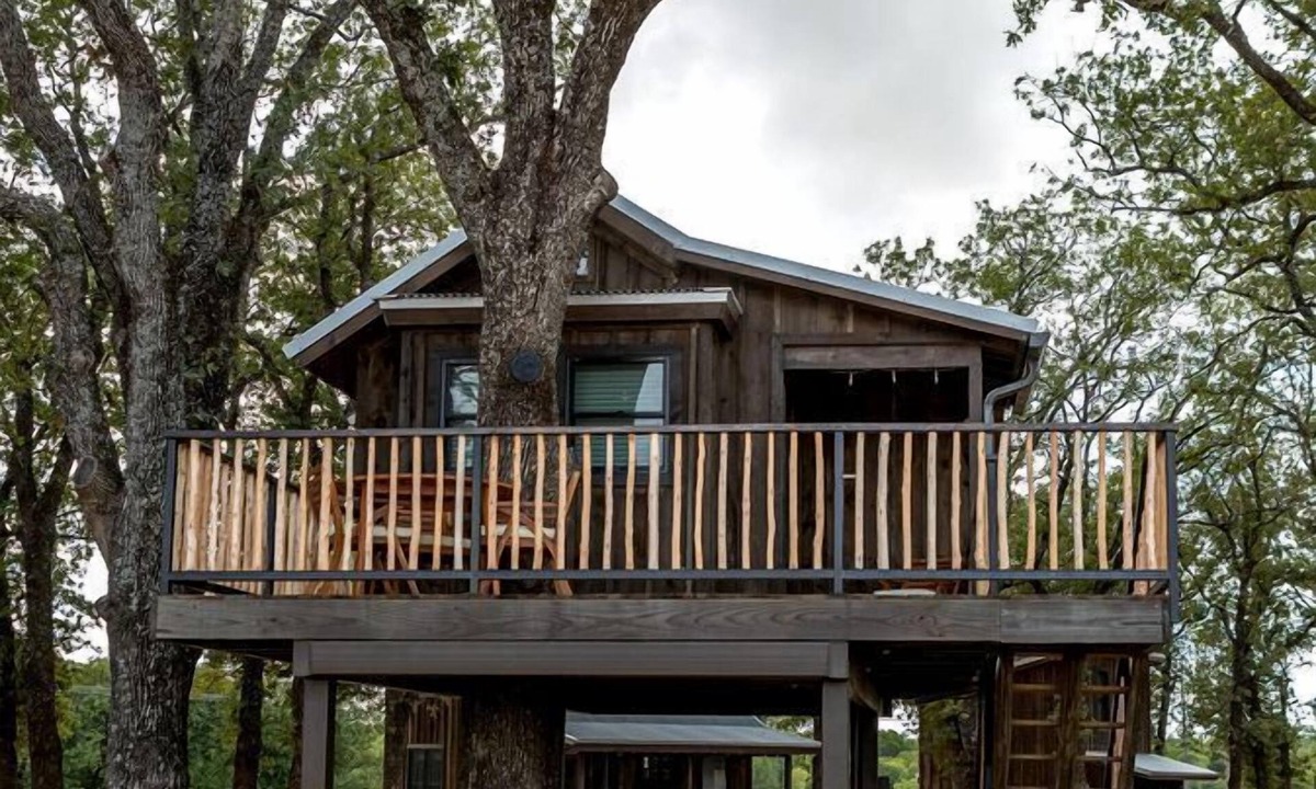 Elm Mott Cabin | Cozy Treehouse near Magnolia, Texas, for Romantic Glamping Getaways