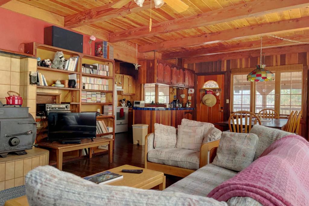 Burnt Ranch House | Cozy Trinity Cottage