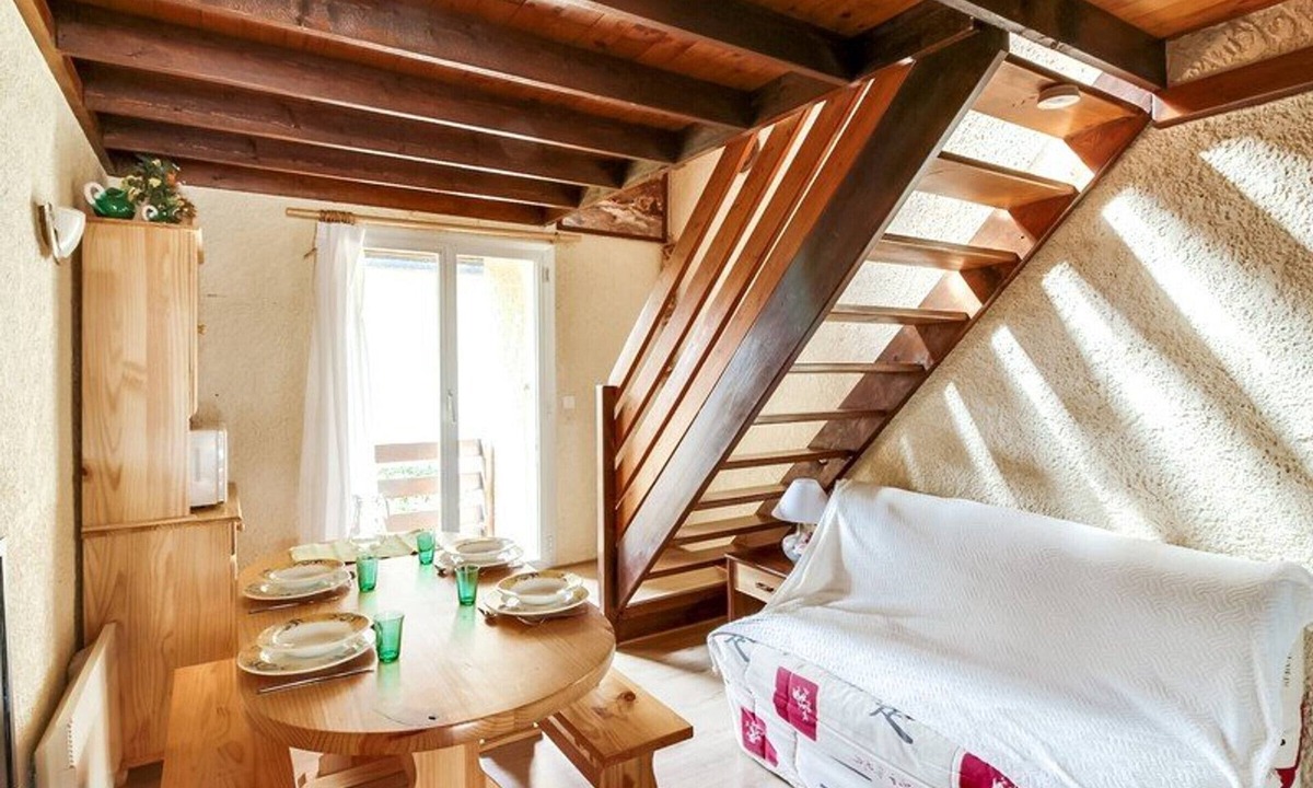 Cauterets Apartment | Cozy Triplex for 5, South-Facing with Parking, Near Ski Lifts & Amenities