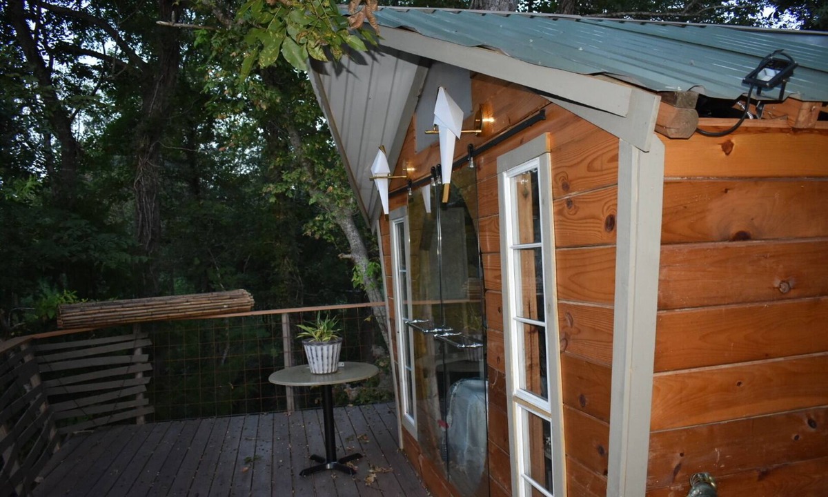 Willis House | Cozy Tropical Treehouse on Lake Conroe w/firepit, kayaks