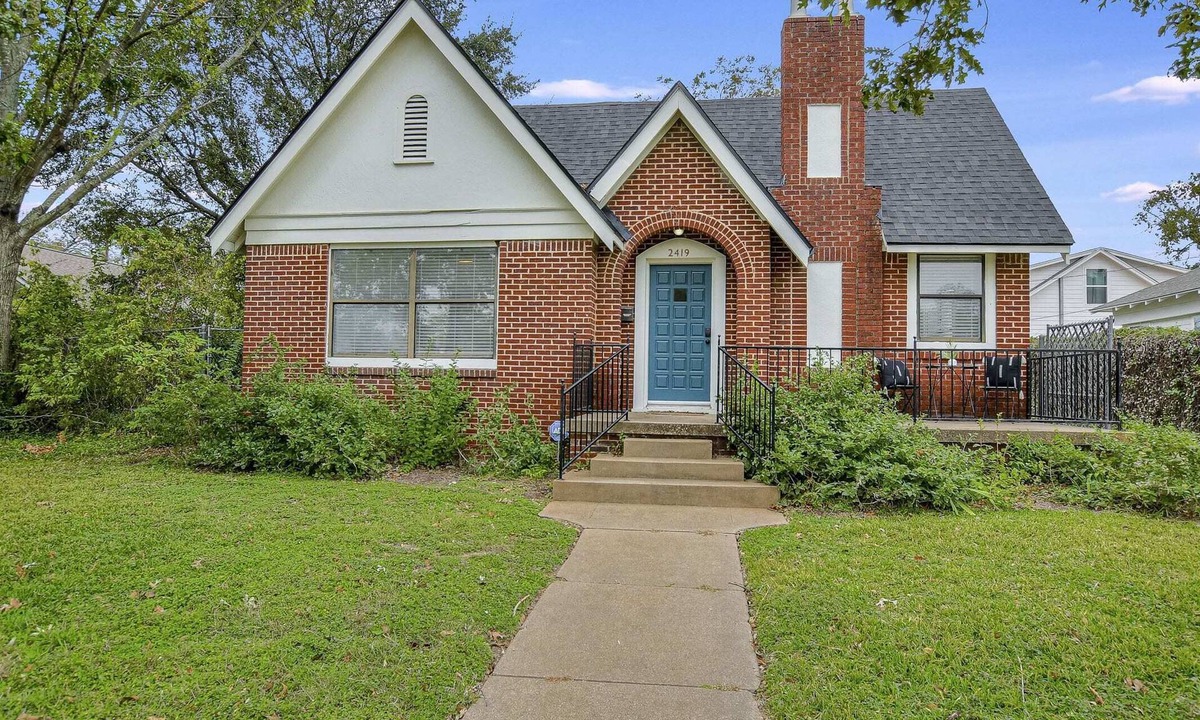 Austin Ave. Condo | Cozy Tudor Bungalow in Waco
