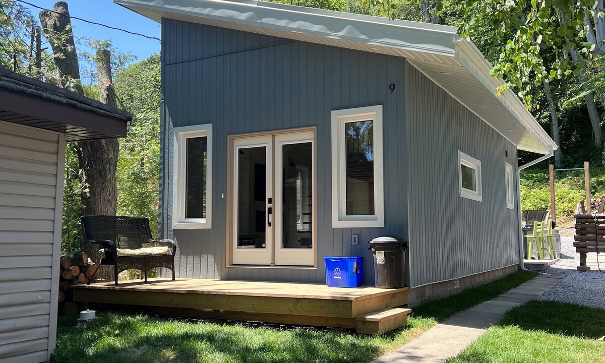 Turkey Point Cabin | Cozy Turkey Point Tiny Home 1 min walk to the beach with Jacuzzi Hottub!
