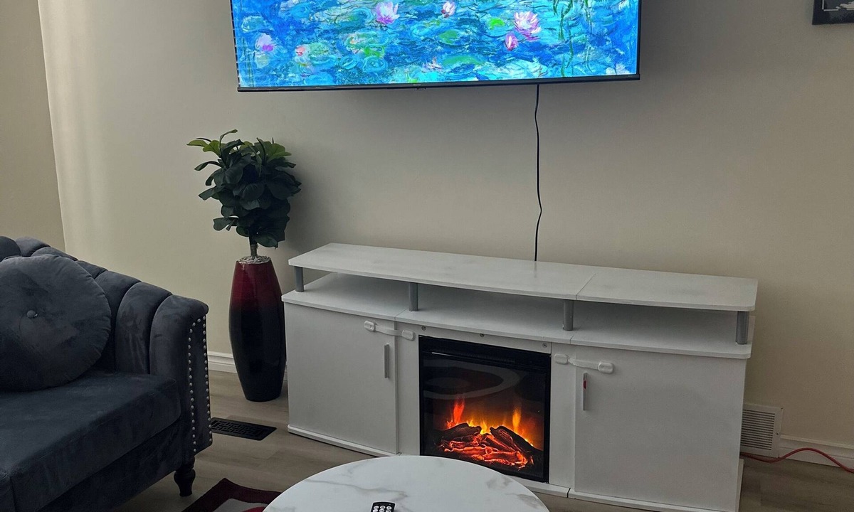 Regina House | Cozy Two Bedroom Joyful Home Regina. Family Friendly!