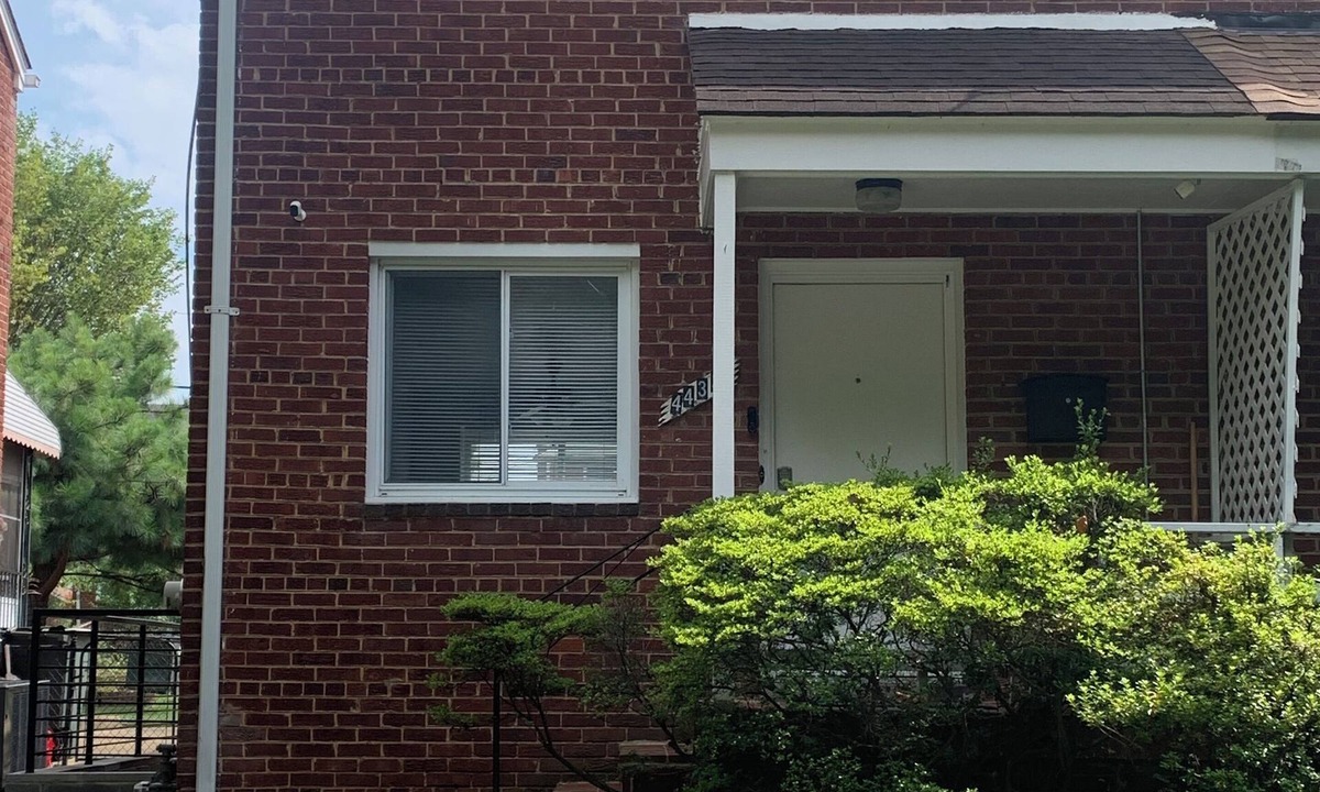 Southeast House | Cozy Two Bedroom with parking!