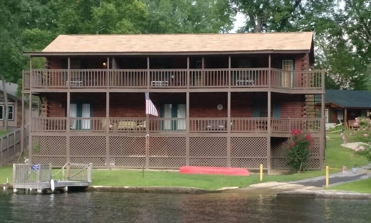 Mountain Pine House | COZY UNIT #4 WATERFRONT LOG CABIN