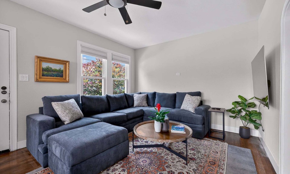 Clarksville House | Cozy Unit + Minutes to Downtown - Ivory II