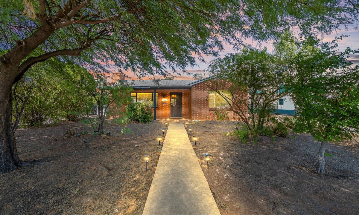 Sam Hughes House | Cozy UofA Charmer - Off St Parking!