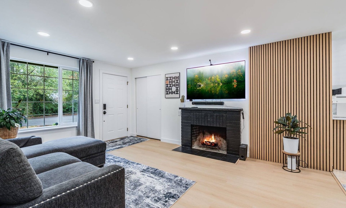 University Place House | Cozy UP Duplex~2BR~AC~Garage~Quiet Stay