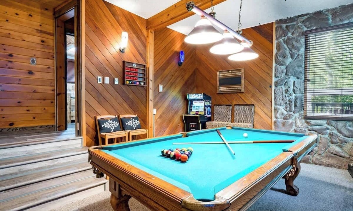 The Blue Mountains Ski Chalet | Cozy upgraded Chalet Hot Tubs Sauna Fireplace