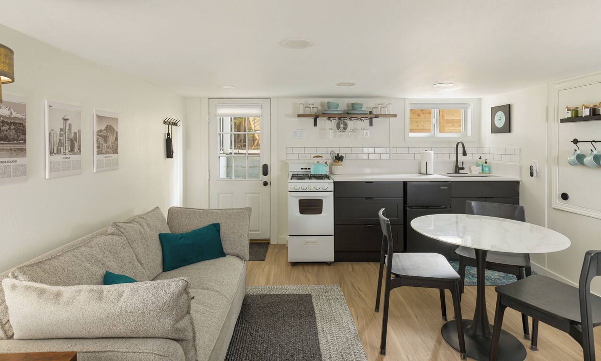 Bryn Mawr-Skyway House | Cozy Urban Den in Lakeridge