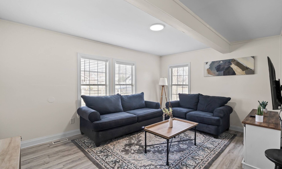 Paw Creek House | Cozy Urban Getaway - 3BR 1.5BA - 7 Mins to Downtown CLT