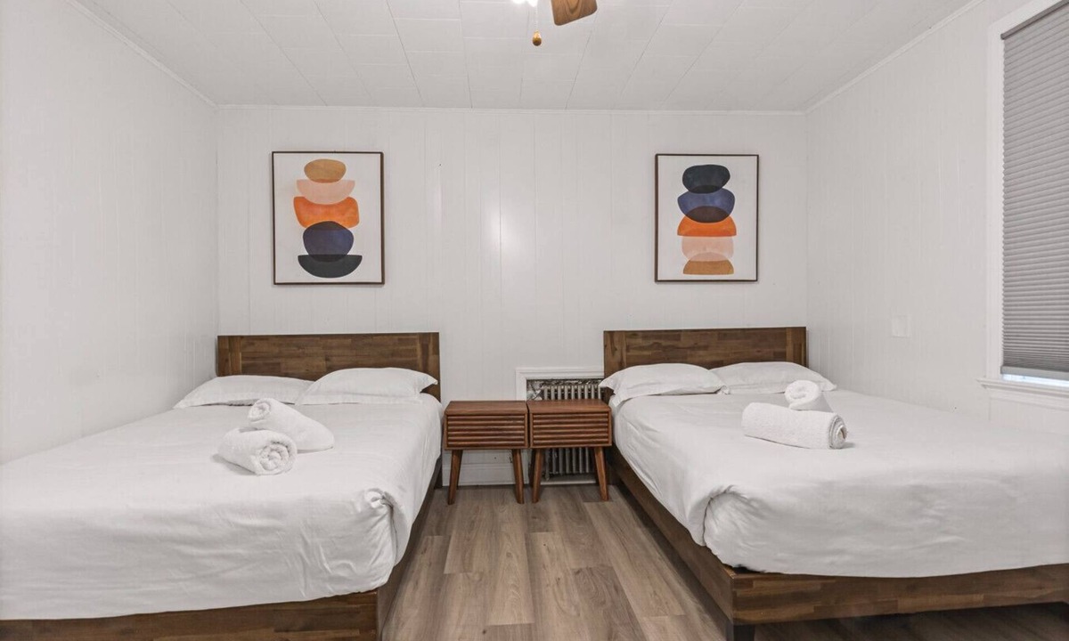 Woodridge House | Cozy Value Modern Home for 16+ guests | Fast Wifi