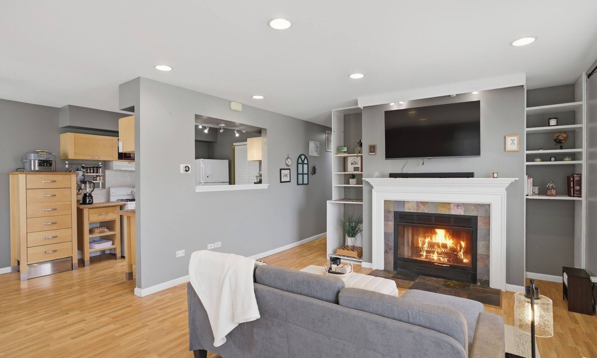 Elgin Condo | Cozy Vaulted Penthouse. Balcony + Workspace.