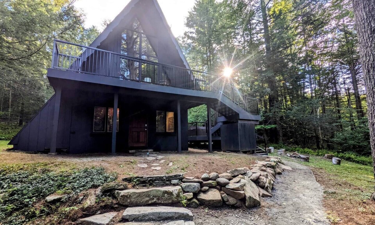 Jamaica House | Cozy Vermont A-frame on a quiet private road, minutes from Stratton. Enjoy year-round adventure, then unwind in the hot tub under the stars. Spacious, stylish, and perfect for groups seeking both relaxation and outdoor fun.