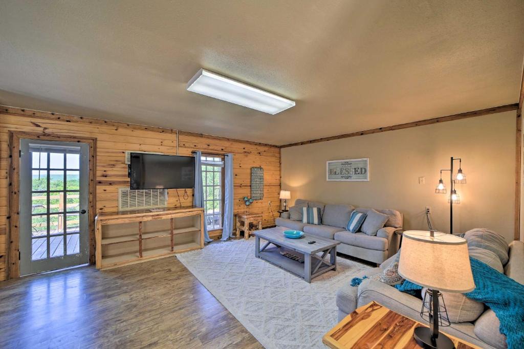 Vian House | Cozy Vian Cabin 1 Mi to Tenkiller State Park