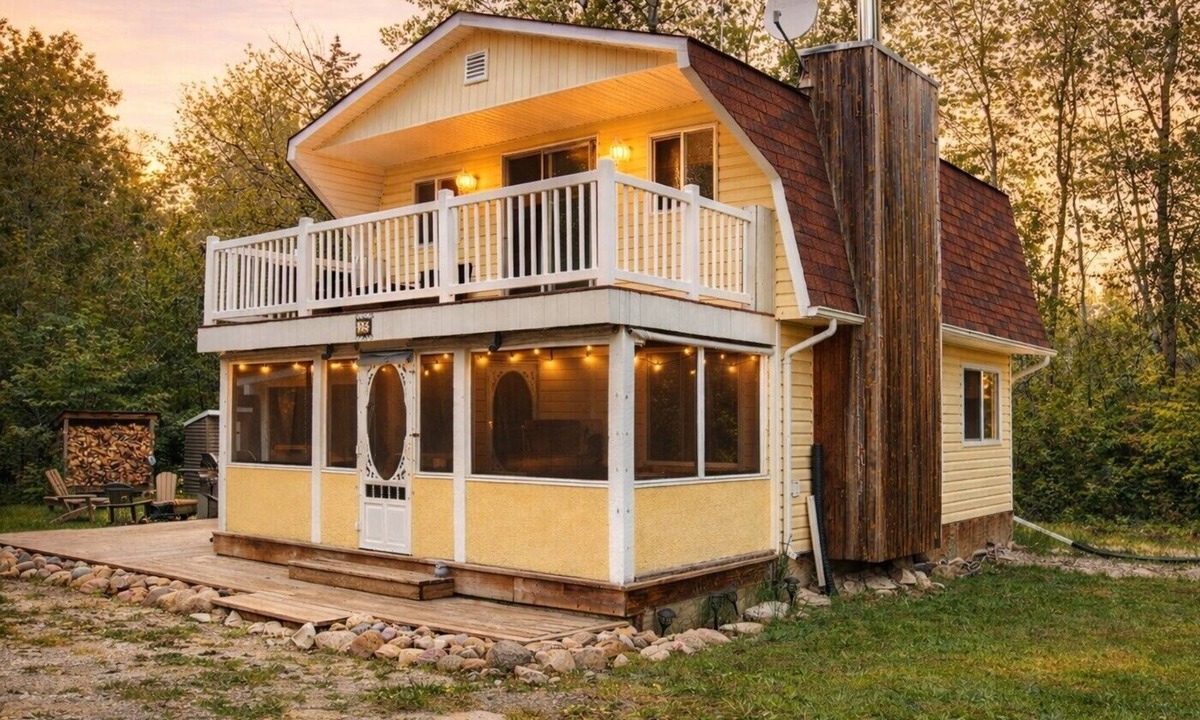 Victoria Beach Cabin | Cozy Victoria Beach Cabin – Screened Porch & Deck