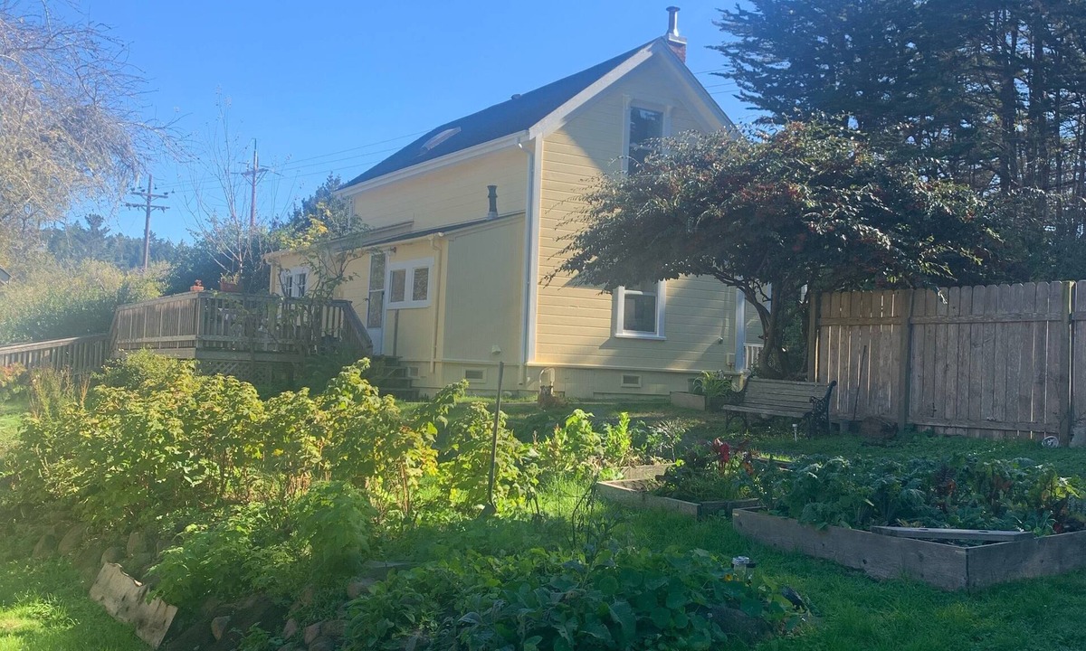 Mendocino House | Cozy Victorian Farmhouse in walking distance to the village of Mendocino!